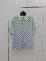 lv 路易25Ss新款渐变棋盘格翻领短袖衬衫 进口桑蚕丝面料，手感超柔软细腻，穿着亲肤舒适 采用细腻的棋盘格渐变色彩处理 从衣领至袖口，色彩自然流转 Size：