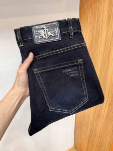 巴宝莉 2025夏季新品 欧洲站男士商务休闲牛仔裤 当商务遇上休闲，当经典碰撞时尚，2025年春季，我们为您带来全新欧洲站男士商务休闲牛仔裤！ 精选高品质面料，