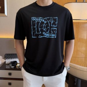 Dg 2025Ss蛇年贺岁款春夏精品宽松版短袖T恤 官网同步 高端品质 定制顶级双丝光面料，顶级大厂1:1制作，时尚大牌重工艺Logo设计，手感柔软细腻 穿着亲