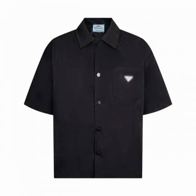 prad再生尼龙短袖衬衫 选用品牌标志性的再生尼龙面料，表面呈现丝绸光泽与细腻肌理，同时又保持相对轻盈的克重，与传统尼龙高强度，抗撕裂，耐磨损等特性相当的同时又