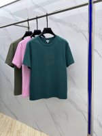 Loewe 罗意威 2025Fw春夏新品圆领打底外穿T恤，立体感Logo纯棉半袖 活性纯棉，手感面糯有骨感，柔而有韧性。工艺处理，韧性和抗皱性能得到大幅度提高。