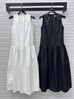 jil*新品上架 素色压褶背心裙 定制Yb进口斜纹绵毛材质 质感高级细腻 通体黑白素色可选 宽边肩带处理 配合居中聚拢褶皱设计 增添造型层次感 修饰肩颈线条更显
