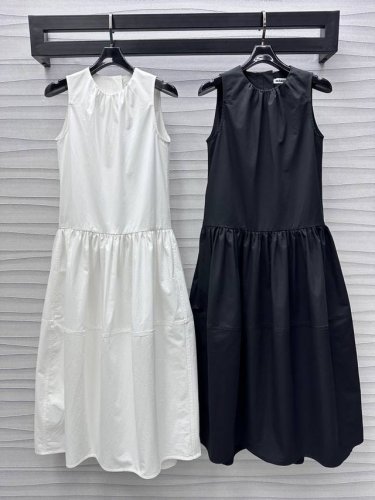 jil*新品上架 素色压褶背心裙 定制Yb进口斜纹绵毛材质 质感高级细腻 通体黑白素色可选 宽边肩带处理 配合居中聚拢褶皱设计 增添造型层次感 修饰肩颈线条更显