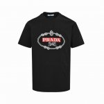 prada 普拉达 25Ss 圆领立体刺绣短袖 32支双纱面料克重280克纯棉营造，纺织密度高，垂感佳，不易变形，厚织感加上紧密纺纱工艺，不会影响Tee的透气性