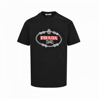 prada 普拉达 25Ss 圆领立体刺绣短袖 32支双纱面料克重280克纯棉营造，纺织密度高，垂感佳，不易变形，厚织感加上紧密纺纱工艺，不会影响Tee的透气性