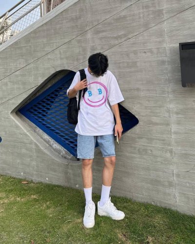 balenciaga 巴黎世家笑脸字母情侣短袖T恤 采用260克双砂面料 三针五线做工，领口包包边条 今年火爆的品牌 看到了就忍不住要自留一件 正确纹路立体印花
