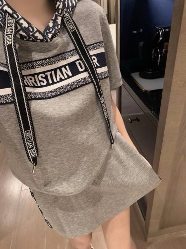 dior迪奥定制字母织带老花拼接连帽短袖短裙套装 款号 25670605790 颜色 蓝色 灰色 白色 尺码 Sml s码80-95斤 m码95-110斤 l码