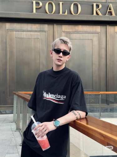 p120 【高品质】 品名：巴黎世家/Balenciaga 25Ss新款模糊波浪可乐鸡翅印花 圆领宽松男女同款短袖T恤 颜色：黑色 面料：凯迪棉230G 版型：