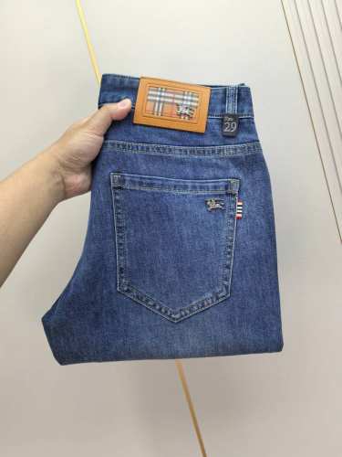 巴宝莉。2025春夏最新推出男士牛仔裤新品！重工水洗牛仔面料，定制面料和一般牛仔布料比起来，更加柔软舒适！超重工洗水工艺 双工艺洗水 整条裤子，手感舒适，细腻程