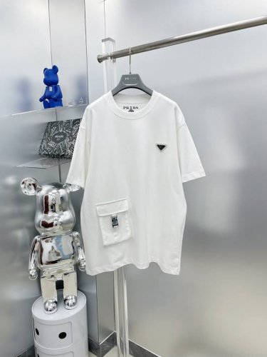 pra*普拉达 2025夏季新款口袋锁扣尼龙拼接徽标三角字母Logo短袖Tee 专柜同步有售，原单狠货，时尚 进口原版科技面料，上身舒适透气，原版定制五金辅料，