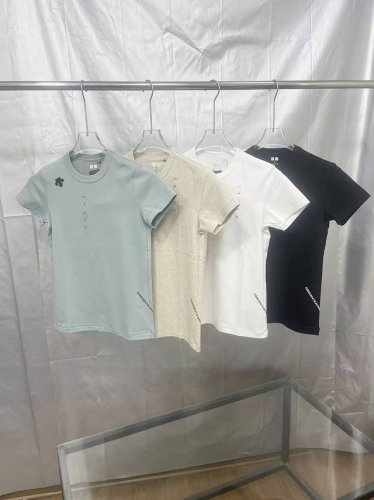 上新 官网在售款 Descente迪桑特综训运动健身女士透气排汗弹性短袖T恤夏季 独家爆款 这款针对中高强度综合训练与运动项目设计的短袖针织衫。采用专柜经典针织
