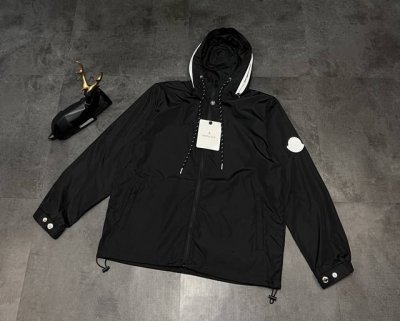 新款防晒服上新2025Ss夏季新品蒙口 Moncler 这件防晒服！真的赢麻了！ 面料：采用高科技功能性面料，兼具轻盈与透气特性。不仅能有效抵御紫外线，提供卓越