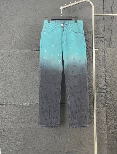 路易威登24Fw走秀联名牛仔裤 价格p： 元 原版品质 货号：V058 设计：走秀款撞色，黑蓝拼接，红褐色不规则染色，超吸睛。 工艺：重工洗水刺绣，满身经典Lo