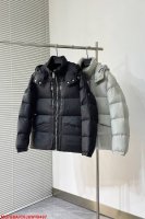 P700 B497 Momoncler 蒙口 新款双标织带短款立领连帽羽绒服 这款羽绒夹克具有Moncler标志性的亮泽纹理质感。双袖饰以经典标贴，立领款式，按