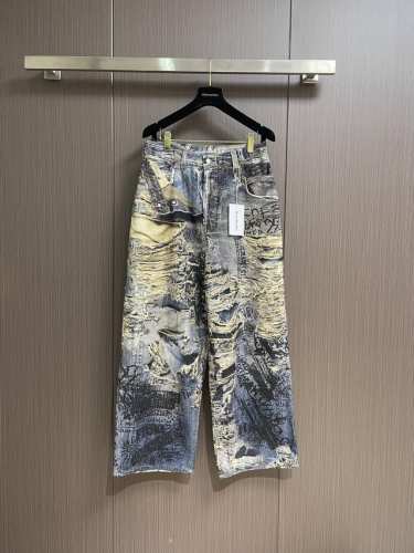 Acne Studios 3D破洞磨毛牛仔裤，采用磨毛无弹面料，才能出得来3D的效果，难点是前前后后修正了八次印花细节，六次调色，再由激光烧花定位裁剪，整体走线
