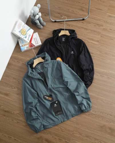210 刺绣款 品牌：凯乐石 Kailas 尺码：M-L-Xl-Xxl-Xxxl 颜色：黑色-浅蓝色 品 名：凯乐石二色户外都市系列双层冲锋衣 版型：常规 领型
