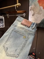 p300 bur25S春夏男士直筒牛仔裤.......棉质牛仔面料打造 质地柔软又不失筋骨，手感干爽有韧性 经典的标志性浮雕徽标，灵魂般的点缀 各项指标皆为上品
