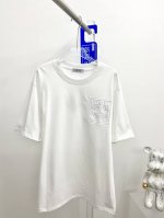 Loewe 三标齐全。 2025夏季新款最新品短袖，专柜同步有售，原单狠货，时尚进口原版科技面料，上身舒适透气，原版定制五金辅料，上身帅气有型，三标齐全，推荐款