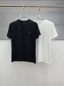 迪奥25Ss春夏 新品 定制蚕丝面料丝滑透气 时尚经典圆领短袖时尚单品设计 更加时尚舒适 高标准定制 上身非常有型 胸前品牌经典Logo 图案 客供辅料 客供进
