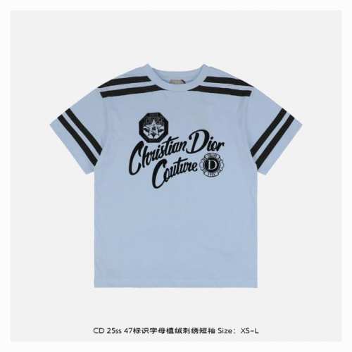 dior 迪奥 25Ss 47标识字母植绒刺绣短袖 采用蓝色棉质平纹针织面料面料制作 正面饰以植绒品牌标识徽标和Couture英文图案 背面饰以植绒 47 标志