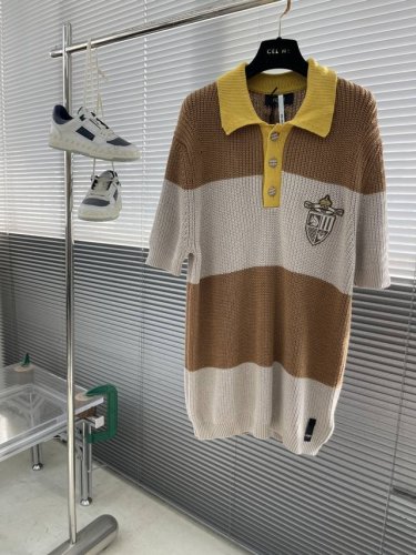 Fend 25Ss混合平纹针织短袖polo衫 定染三色奢柔棉高稔棉纱 采用卓耀5针织机 毛料提花 毛料酵洗 定制1：1印度金丝章仔 定制1：1灵果纽扣 定制1：