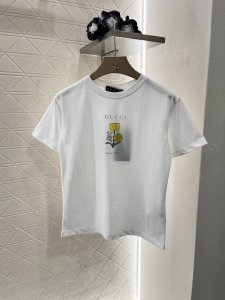 Gucc*2025新品上架 圆领印花卡通 定制Yb原生全棉材质 透气舒适 质感十足 修身短袖T恤裁剪 凸显品牌格调 采用克重纯棉制成 略带有弹力 呈现显瘦视觉效