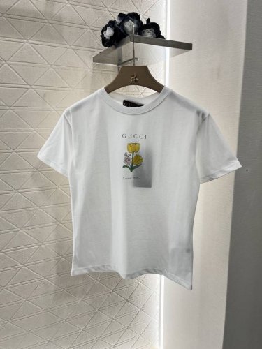 Gucc*2025新品上架 圆领印花卡通 定制Yb原生全棉材质 透气舒适 质感十足 修身短袖T恤裁剪 凸显品牌格调 采用克重纯棉制成 略带有弹力 呈现显瘦视觉效
