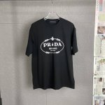 B25 prada 普拉达 圆领T恤 这款常规版男士圆领T恤采用精美胸前印花+压胶打造 一贯以新颖方式重释的标志性prada三角形徽标化身 彰显与众不同的品牌格