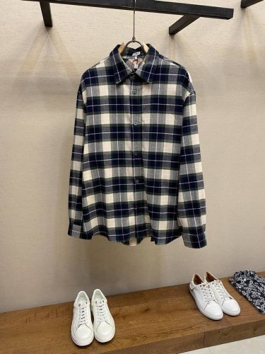 loewe 格纹皮革拉链外套 定制经32道缩绒工艺的法兰绒格子 起订量高达到3000米 纹理清晰 质感十足 舒适贴肤 全幅饰以Loewe格纹图腾 以建筑般的精密