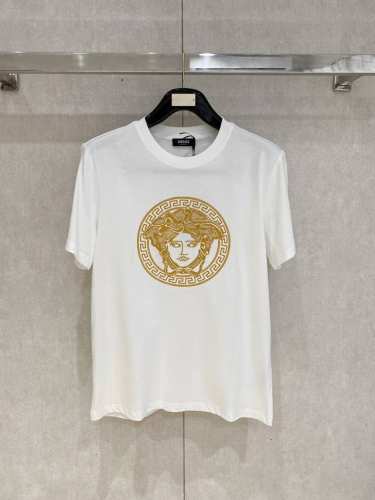 范思*Versace 25Ss春夏新款首发专柜最新款短袖圆领T恤 高端订制 设计前卫时尚！品牌Logo重工艺设计 高端定制240克面料.手感柔软.穿着舒适.专柜
