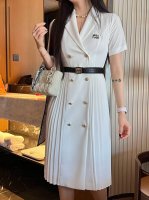 Dior 迪奥2025新品 腰带短袖连衣裙定制Yb进口醋酸材质 剪裁高级 垂顺有型 双排扣开襟连衣裙版型 长度百褶裙摆修饰腿部 轻松划分上短下长好比例 对身材包