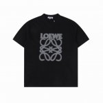 loewe 罗意威 经典款 阴影印花刺绣短袖 甄选长绒棉纱，260G精纺高支重磅定织定染面料， 裁前高温洗水定型，成品再洗柔，穿着感受亲肤棉柔，垂感自然。 专柜