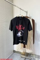 L545 Dgdolce & Gabbana短袖 假日风情的时尚演绎Dolce & Gabbana黑色T恤太有氛围感啦！ 黑色衣身作为底色，上面红色的“Ital