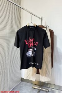 L545 Dgdolce & Gabbana短袖 假日风情的时尚演绎Dolce & Gabbana黑色T恤太有氛围感啦！ 黑色衣身作为底色，上面红色的“Ital