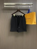 Ami 爱心刺绣短裤，定制奢享毛圈卫裤料 采用进口机刺绣工艺 使用先进的计算机控制系统和精密的机械部件 实现爱心刺绣作业 精度高 线条流畅而细腻 酵洗加软 利用