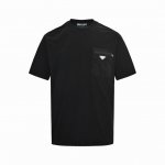 ：160 Prada 普拉达 25Ss 尼龙口袋三角标短袖 基础款我们最在意的就是面料和版型，P家经典修身版型，特殊立裁工艺， 上身线条流畅，不管偏胖或是胖瘦的