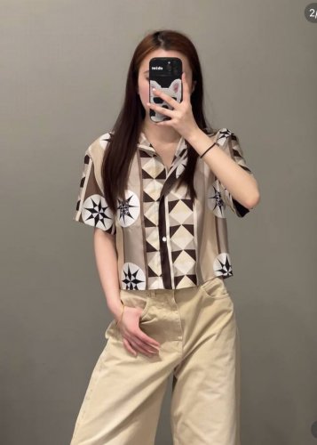 衬衫 *25New几何图案挂脖背心印花设计艺术感十足 几何图案与五角星形成视觉碰撞独家定制进口Yb100%桑蚕丝面料 领口处Logo五金配饰点缀搭配挂脖款式 完