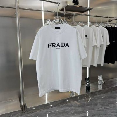 prada普拉达2025Ss新款毛绒手感棉绣花工艺情侣休闲短袖T恤 最高版本！面料290克 %双纱棉！毛绒手感棉绣花工艺设计！ 辅料：开模原版过鉴定领标 %真丝