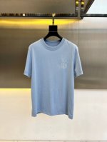 Dior迪奥、2025S春夏新品定制面料休闲短袖，这款定制纯棉高克重面料 T 恤饰以同色调刺绣图案，最新标志性的 Logo 刺绣。同布罗纹圆领搭打造休闲效果。宽