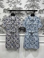 D家 25早春新款 蝴蝶花卉印花短袖连衣裙 自带立体感画面 版型设计上身超级显瘦 收腰腰带完美分割身材比例 视觉大长腿 色调清冷显白有气质 轻松打造时髦范 舒适