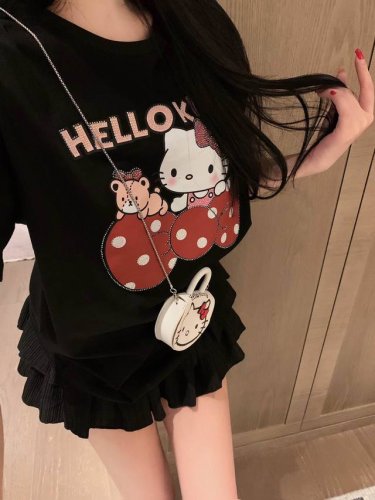 上新 Hello Kitty 25.Ss超萌Kitty蝴蝶结T送包包 猫咪重工烫钻蝴蝶结T恤～ 满满的青春活力 真的狠难不爱啊！ 凹起造型来妥妥的好看 颜色：白