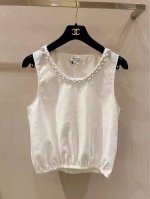 香风钉珠背心 采用真丝棉质混纺面料 双C暗纹提花 领口环绕珍珠装饰 微宽松的版型 弹力松紧下摆，包容性极强 单穿或者内搭都很合适 码数:36.38.40