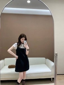 裙子 90短袖 miumiu 小黑裙 金属徽标设计简约而不简单 单穿或者内搭衬衣都 版型超显瘦 Sml