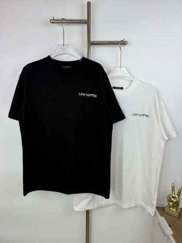 款号A7 Louisvuitton 驴家数字方式涂鸦印花Logo图案圆领半袖T恤短袖 男女同款 情侣款 宽松版型 颜色：黑色 白色 尺码：Xs S M L
