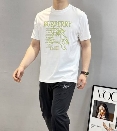 Bbr*巴宝-莉2025S新品短袖T恤，经典战马胸前经典巴宝莉字母搭配.战马立体烫画.帅气时尚，简约百搭款。190G丝光棉面料棉 不仅挺括，保持潮流的廓形，又穿