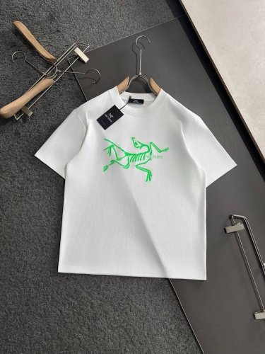 Arc 始祖鸟 重磅推荐！2025Ss夏装新品 专柜在售 经典款历久不衰 最新系列荧光图案Logo短袖T恤 必须人手一件的节奏！进口顶极高密度纯棉面料，极为亲肤