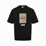 本地自取：140 burberry/巴宝莉 胸前贴布标签短袖 精选260G棉质面料打造。装饰品牌标签印花饰牌贴花， 致敬品牌探索历史，其中的文字摘录自 Thom
