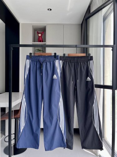 阿迪三条杠直筒裤 阿迪达斯三叶草Adidas三条杠直筒裤阔腿裤束脚裤，一裤两穿，可直筒可束脚，显高显瘦，高街潮流痞帅风，版型优秀，不挑腿型，凉爽面料，舒适亲肤，