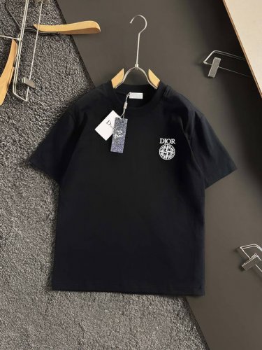 Dio*石头岛25早春新款联名款刺绣短袖！迪奥与石头岛的联名系列一直是时尚界备受瞩目的焦点。这次带来的2025早春新款短袖T恤更是让无数潮人翘首以盼。这款T恤以