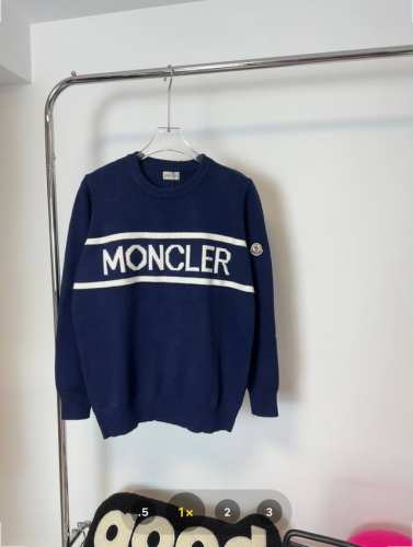 款号：Hmy22# Moncler 蒙口情侣款春秋冬两色小标针织圆领毛衣 蒙口经典字母Logo用砂线针织拼接而成 7针提花机作业 纱线精选柔软舒适 不扎人 经典